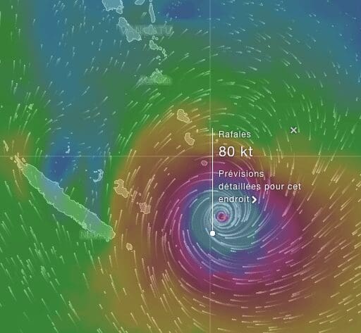 Ula dimanche soir à 20h. Ses vents se sont renforcés et atteignent plus de 150 km/h.