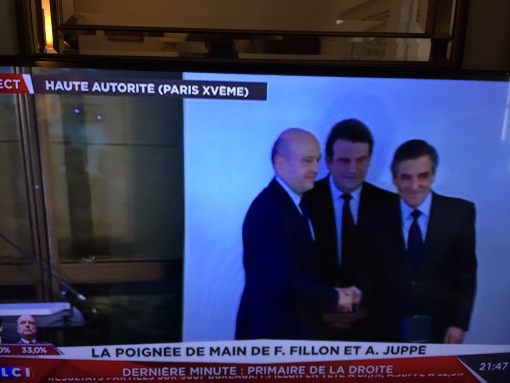 Forte image symbolique : la poignée de main entre Fillon et Juppé